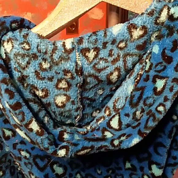 Blue robe with cheetah print hearts - Picture 6 of 7
